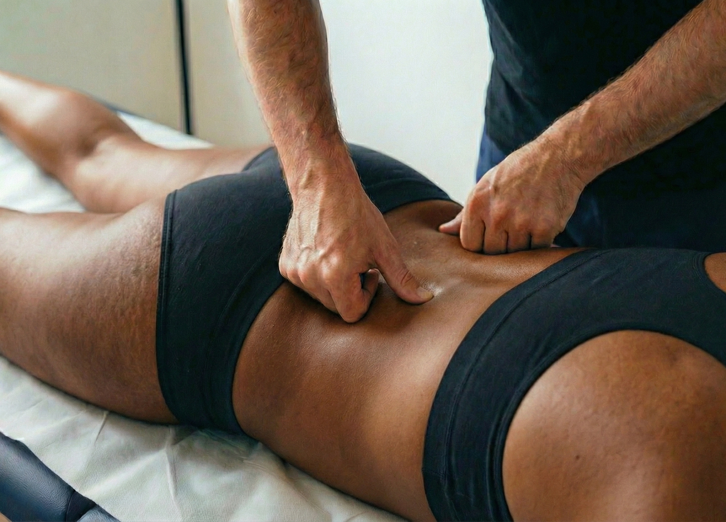 une adulte est prise en charge par l'ostéopathe à Talant